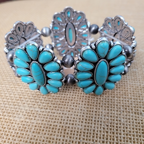 Tipi Jewelry - Turquoise Oval Stone Flower and Navajo Pearl Stretch Bracelet